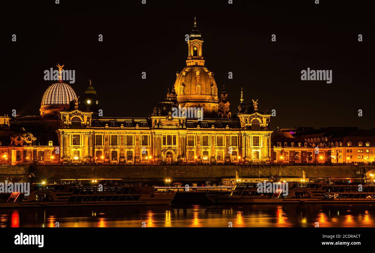 La Frauenkirche, la Academia de Bellas Artes, la terraza de Bruehl y el embarcadero de barcos de vapor se encuentran en el Terrassenufer por la noche, Dresden, Sajonia, Alemania. Foto de stock