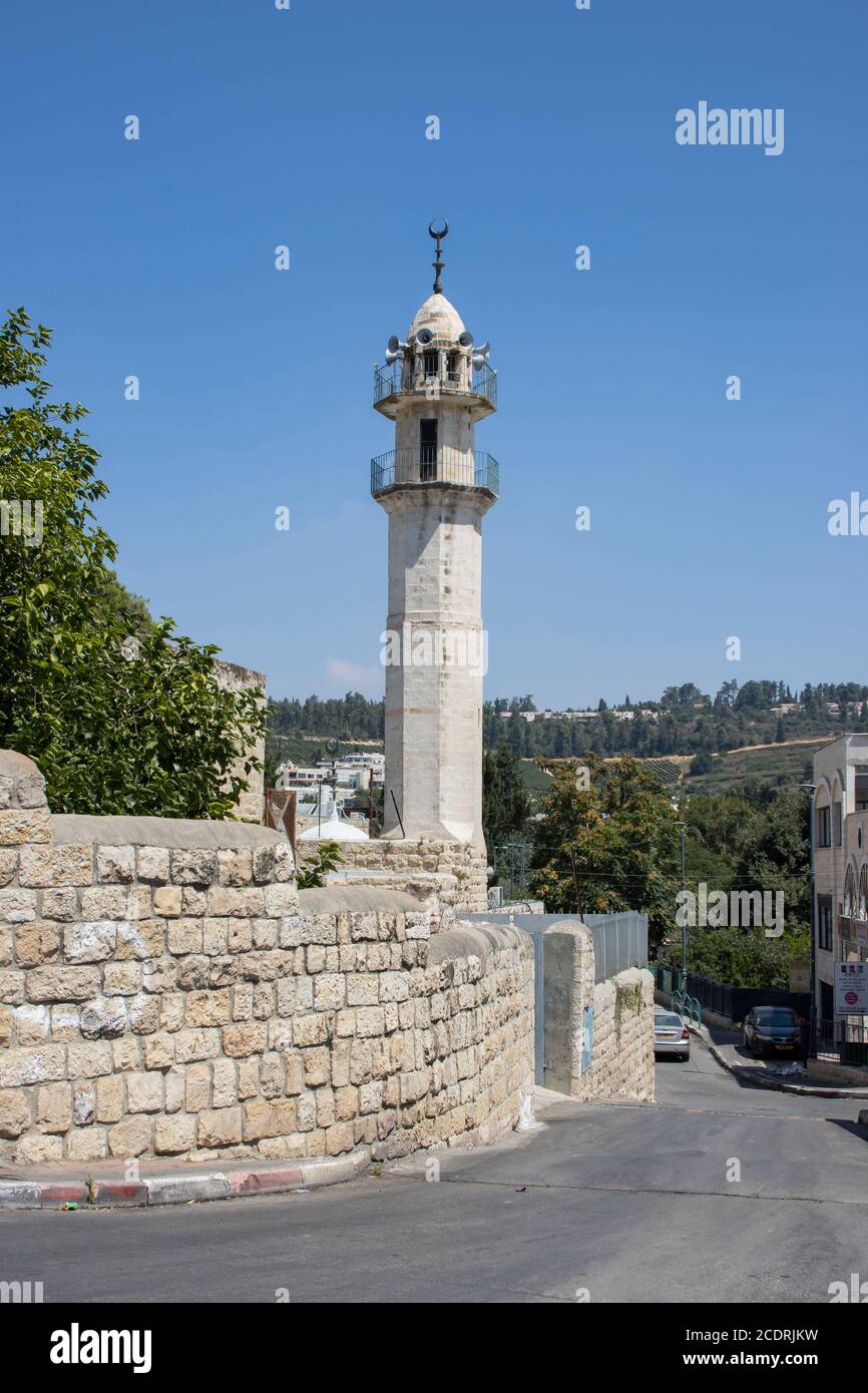 Abu Ghosh, Israel - 13 de agosto de 2020: Una mezquita en el pueblo árabe Abu Ghosh, Israel, en un claro día de verano Foto de stock