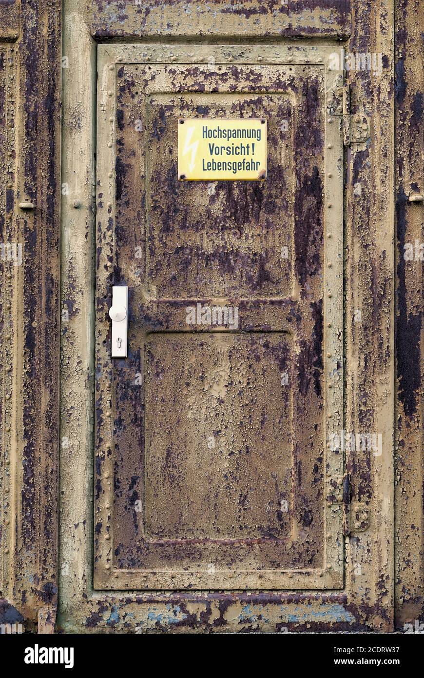 puerta oxidada de una antigua estación de transformador en el puerto De Magdeburg Foto de stock