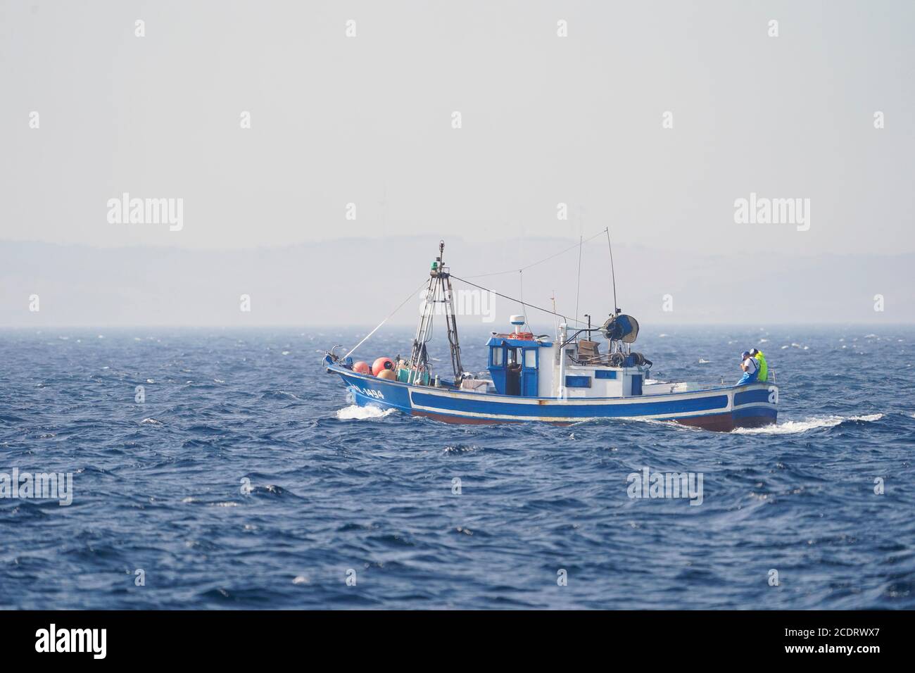 Barco de pesca tradicional español en mar abierto cerca de tarifa, Andalucía, España. Foto de stock