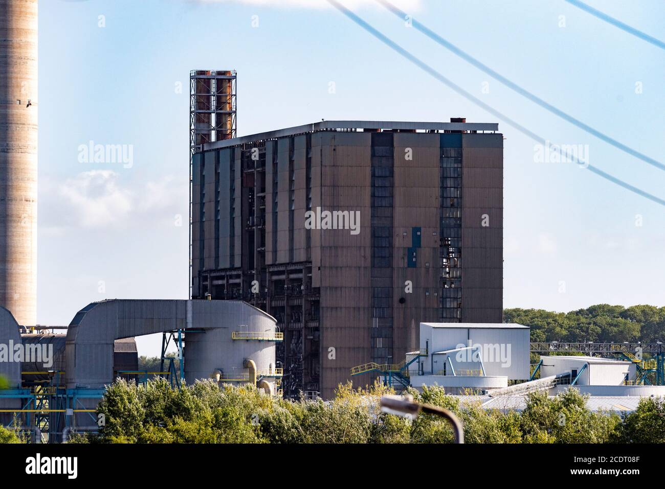 20 DE AGOSTO DE 2020. RUGELEY, STAFFORDSHIRE. Reino Unido, la caldera de la central eléctrica de carbón de Rugeley es derribada con una explosión controlada durante la demolición del sitio para dar paso a nuevas viviendas. La central eléctrica está situada a las afueras de la ciudad. Foto de stock