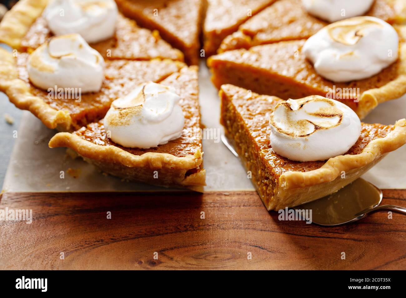 Pastel de batata con relleno de malvavisco Fotografía de stock - Alamy