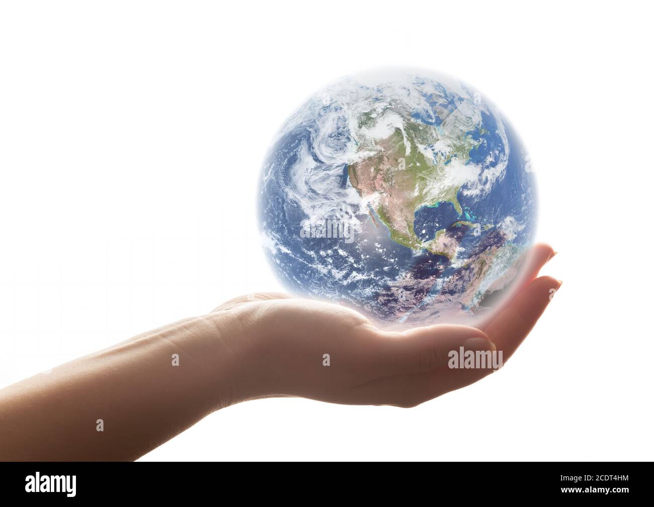 La tierra brilla en la mano de la mujer #39. Conceptos de salvar el mundo, el medio ambiente, etc. Foto de stock