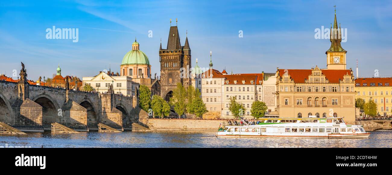 Praga, República Checa. Puente Charles, crucero en barco por el río Vltava. Cosecha Foto de stock