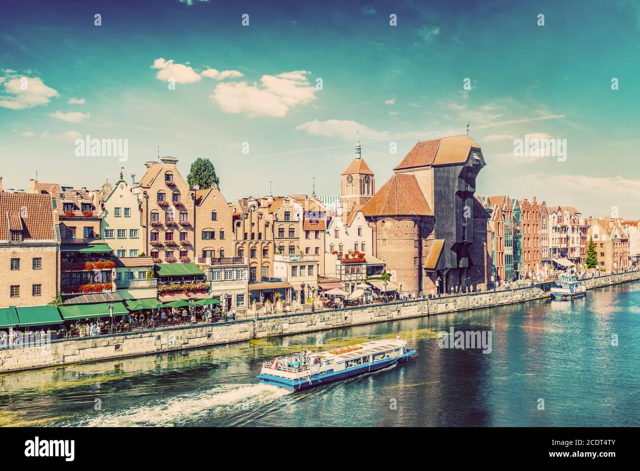 Casco antiguo de Gdansk y famosa grúa, Zuraw polaco. Río Motlawa en Polonia. Cosecha Foto de stock