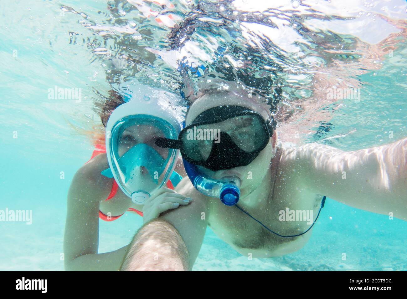 Una pareja enamorada tomando selfie bajo el agua en el Océano Índico, Maldivas Foto de stock