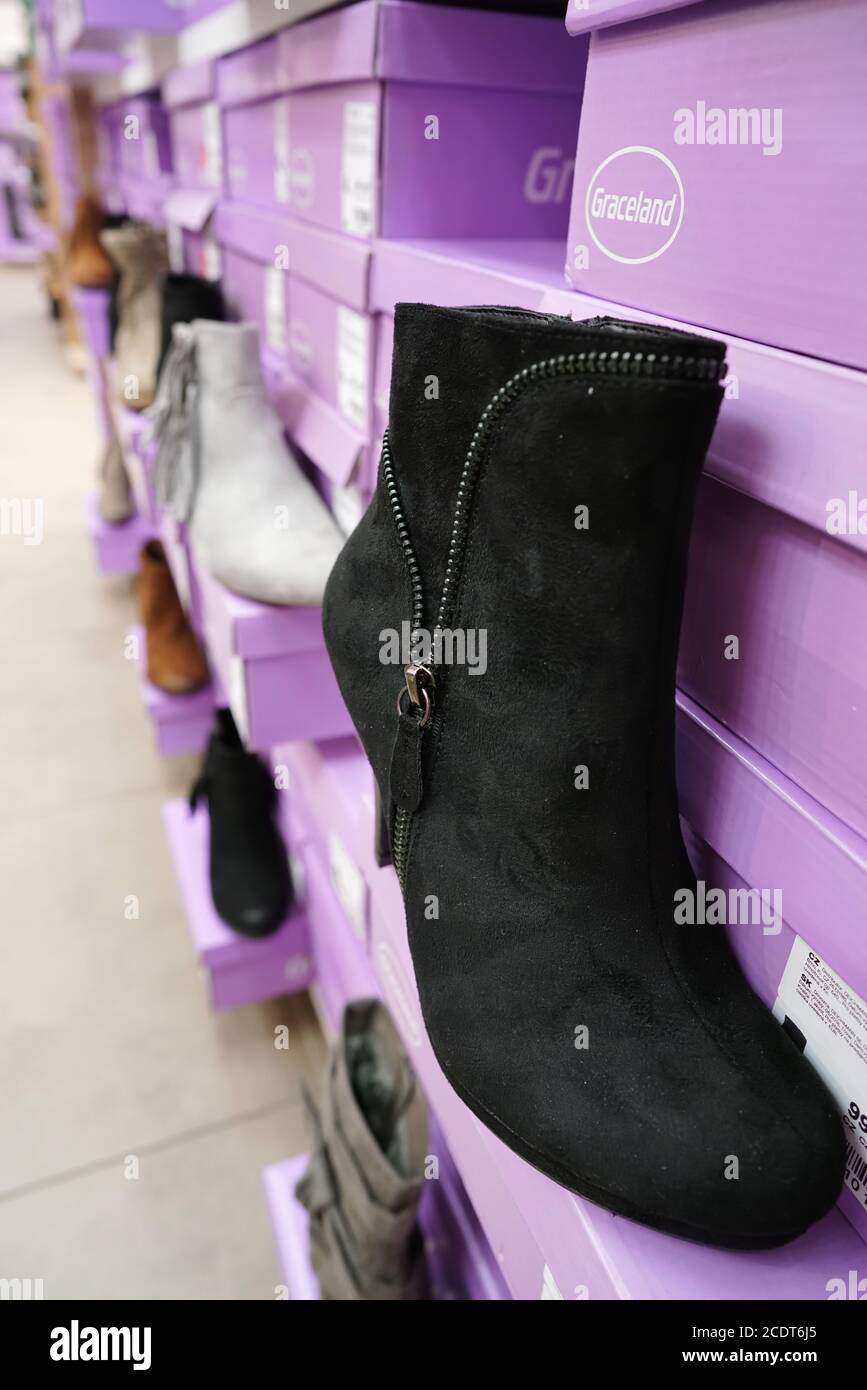 Zapatos en una tienda de zapatos de Deichmann en el centro De Praga  Fotografía de stock - Alamy
