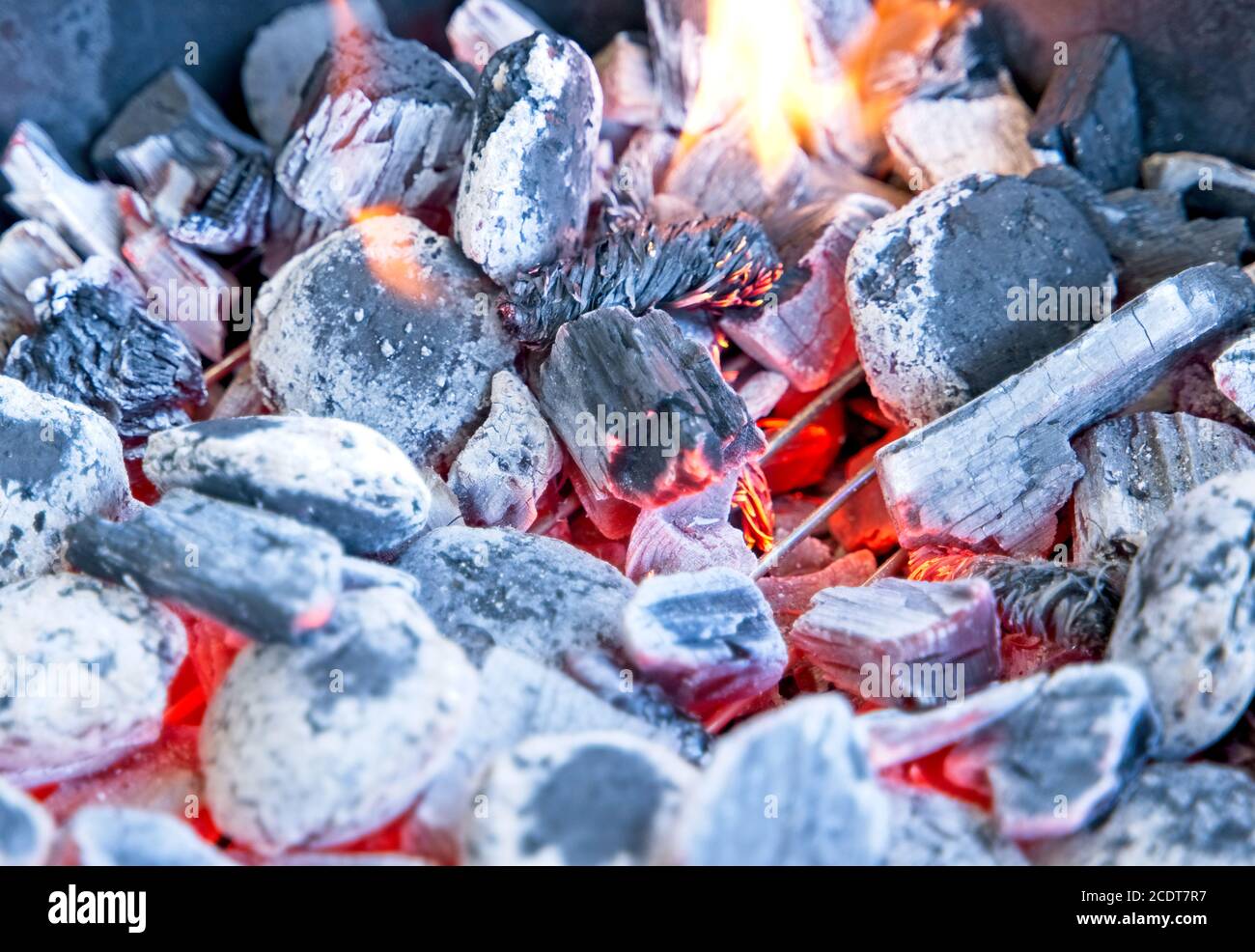 brasas de fuego azul