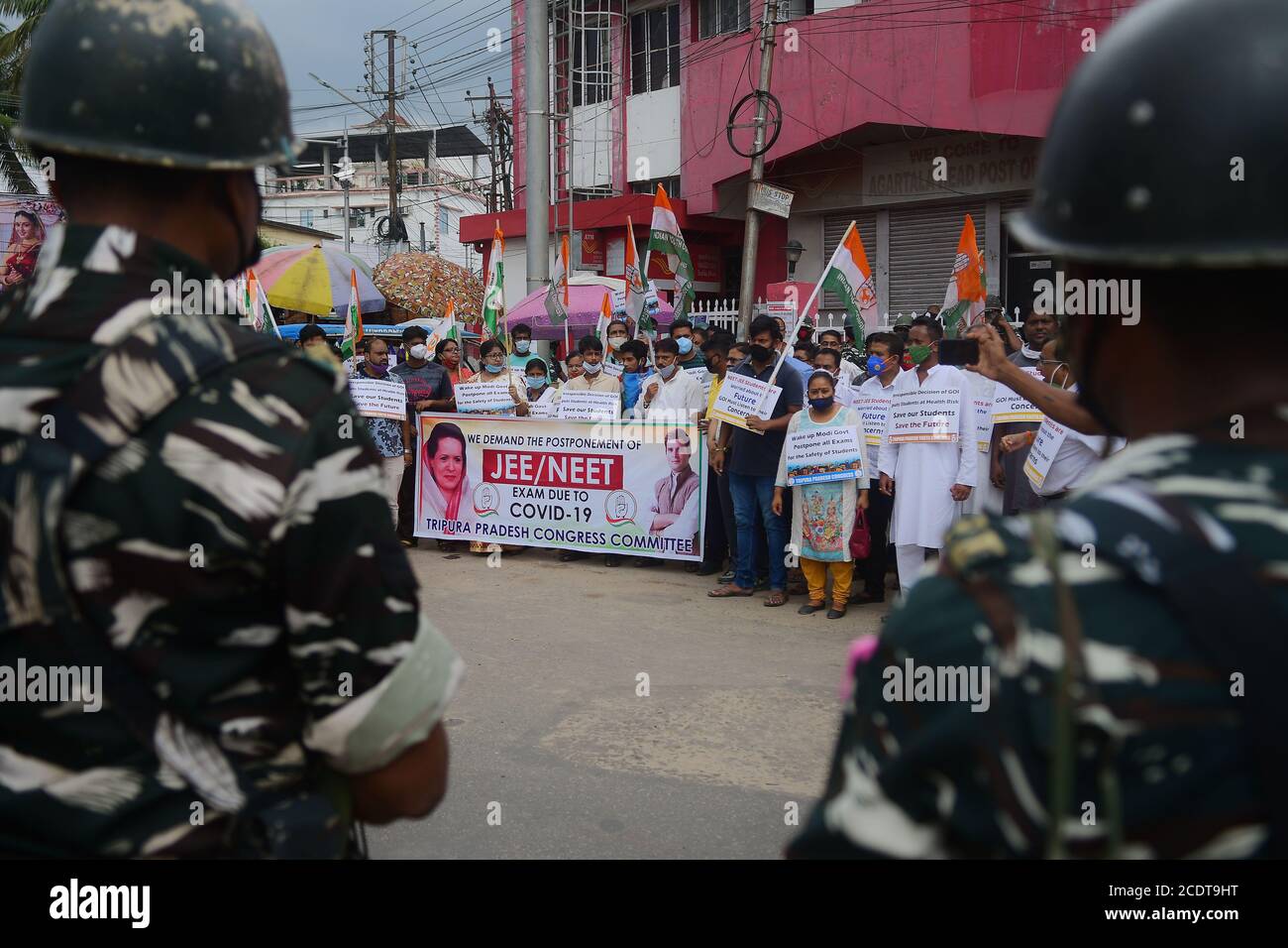 Los líderes y partidarios del Congreso de Tripura Pradesh están en protesta, solicitando posponer el examen JEE (examen conjunto) y el examen NEET (examen Nacional de Elegibilidad), debido a la COVID-19. Agartala, Tripura, India. Foto de stock