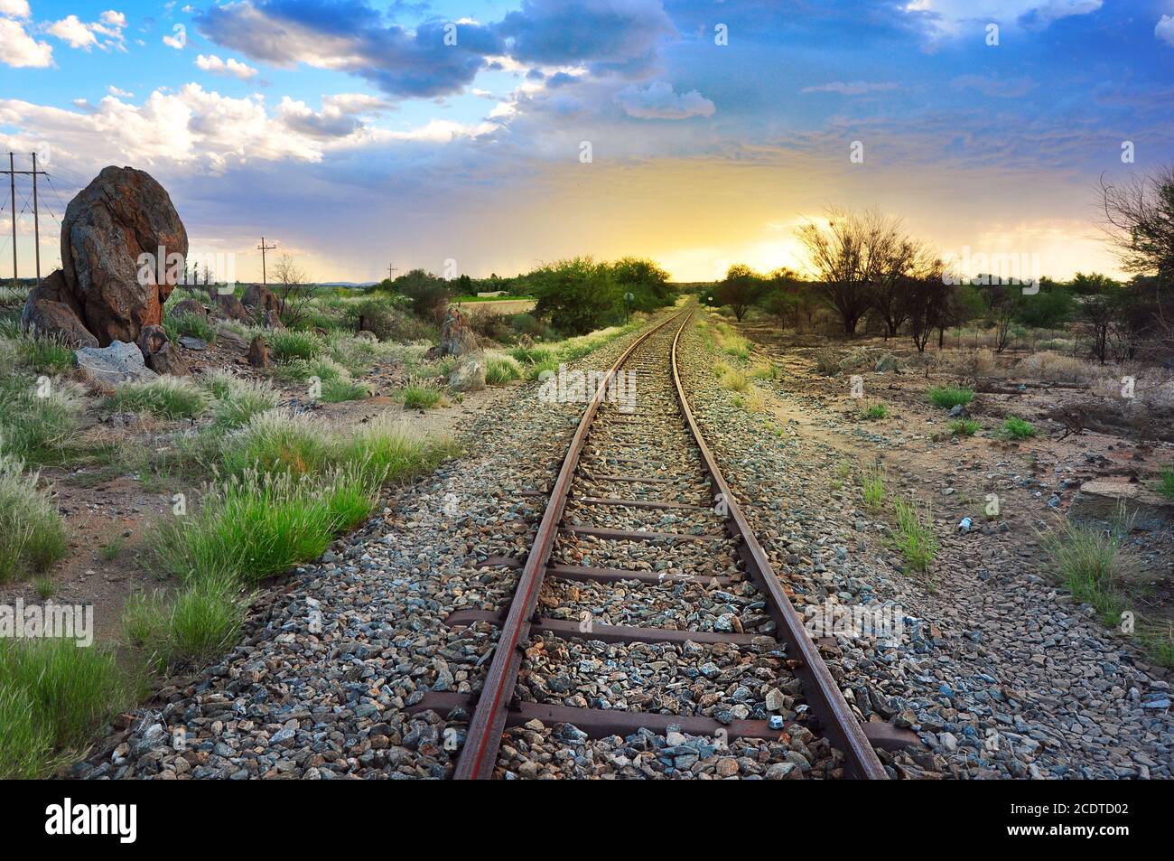 Antiguo ferrocarril que atraviesa el bushveld, Upington Sudáfrica Foto de stock