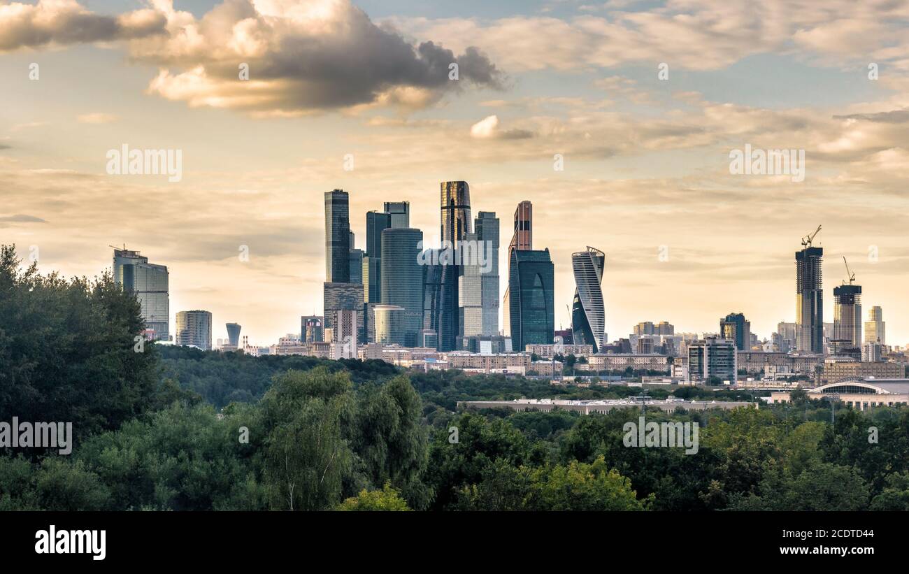 Rascacielos de Moscú-Ciudad, Rusia. Es el distrito de negocios en el centro de la ciudad de Moscú. Paisaje urbano de Moscú con complejo de edificios de oficinas contemporáneos Foto de stock