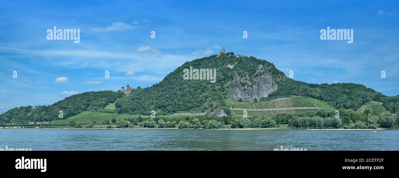 Famoso Drachenfels y castillo Drachenburg en Siebengebirge montaña al río Rin, Alemania Foto de stock