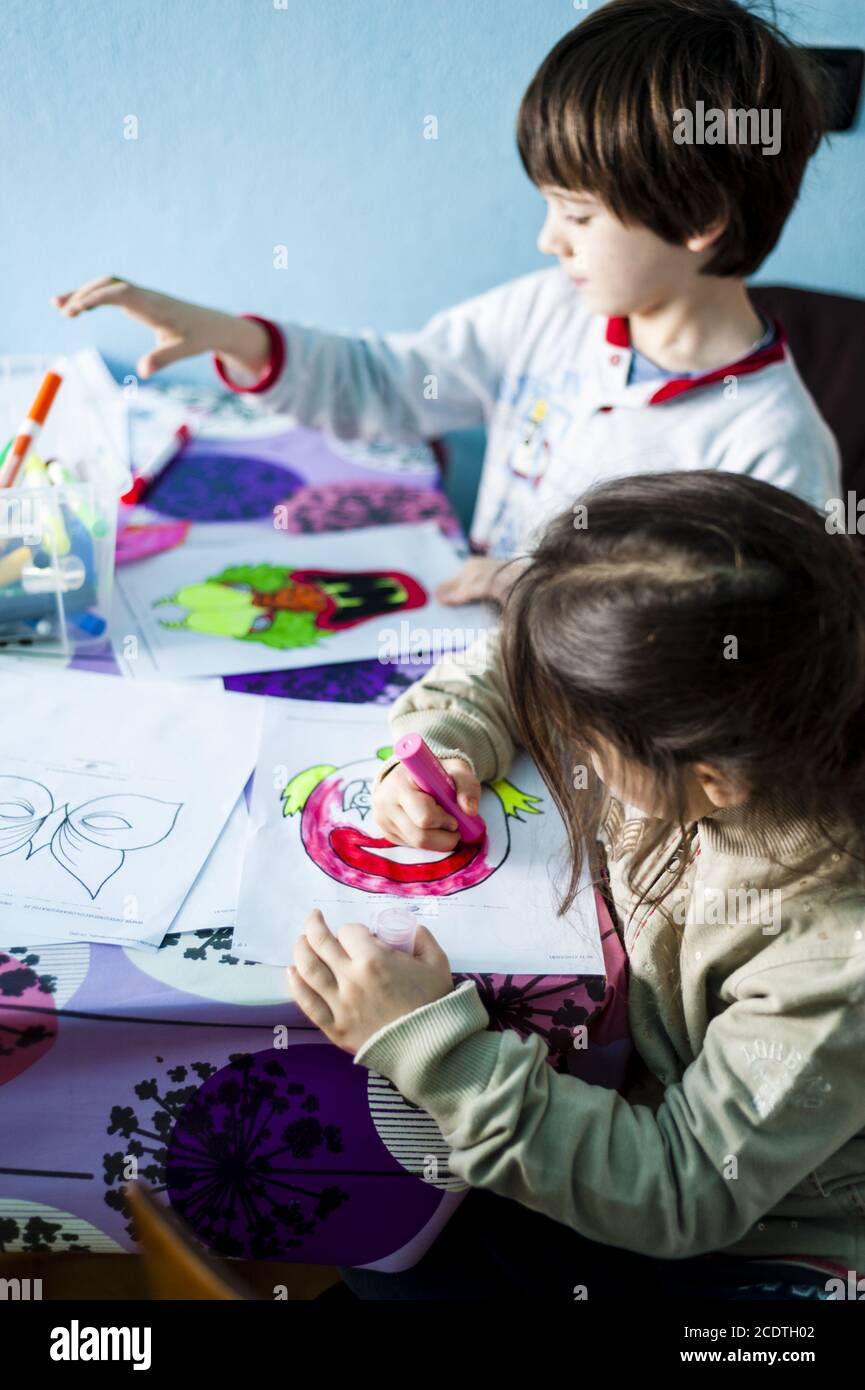 Dibujo infantil lápices de colores fotografías e imágenes de alta  resolución - Alamy