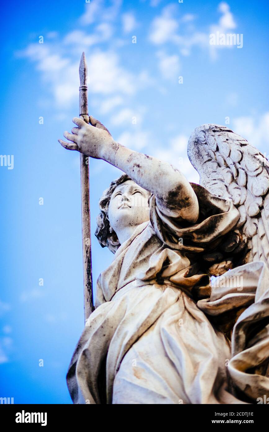 Italia, Roma, Castel Sant'Angelo, estatua de un ángel con lanza Foto de stock