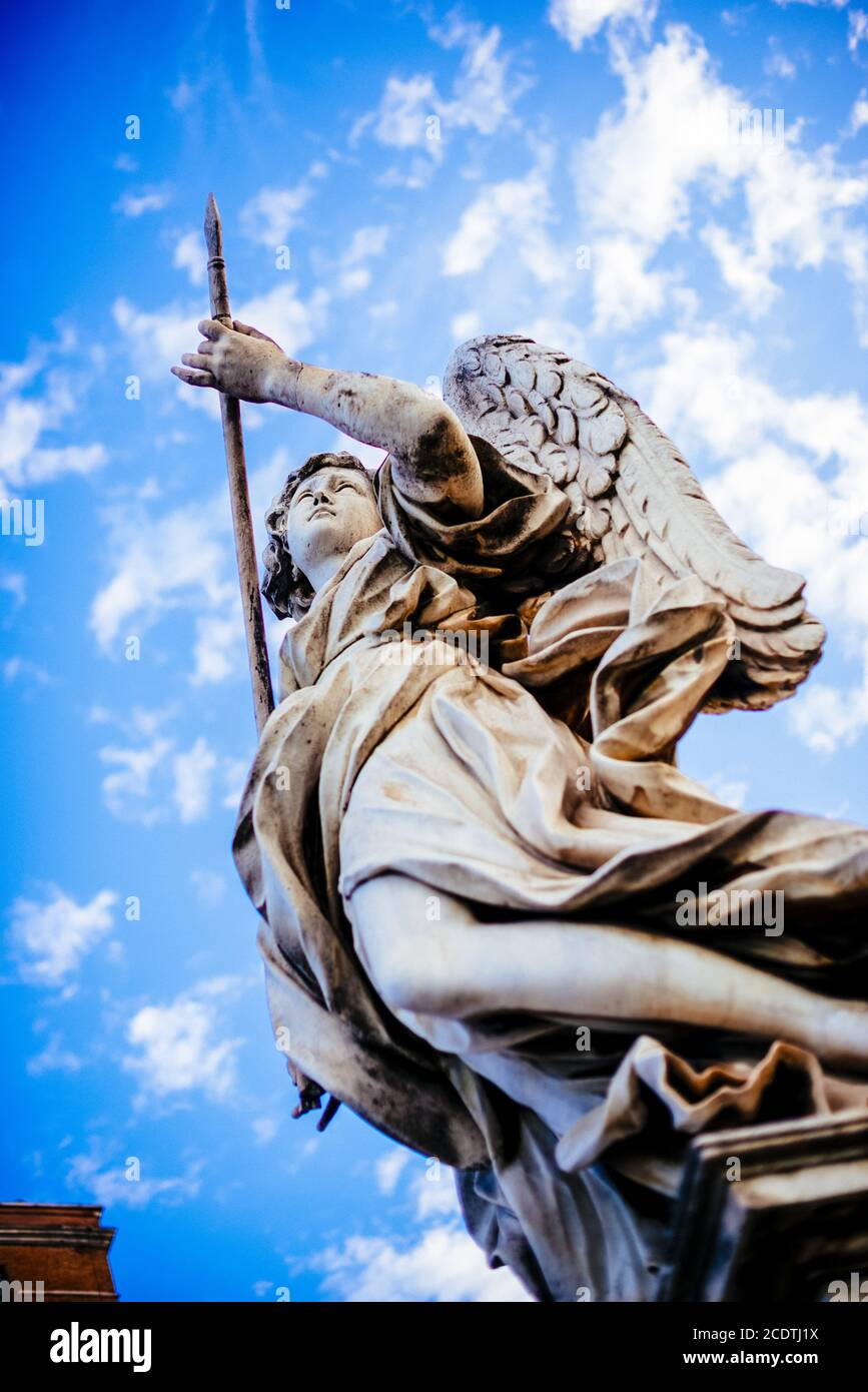 Italia, Roma, Castel Sant'Angelo, estatua de un ángel con lanza Foto de stock