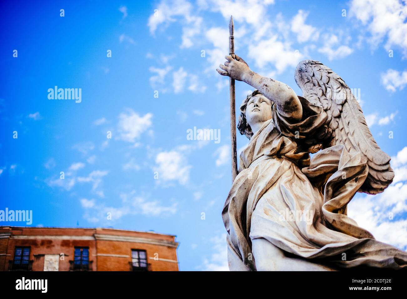 Italia, Roma, Castel Sant'Angelo, estatua de un ángel con lanza Foto de stock