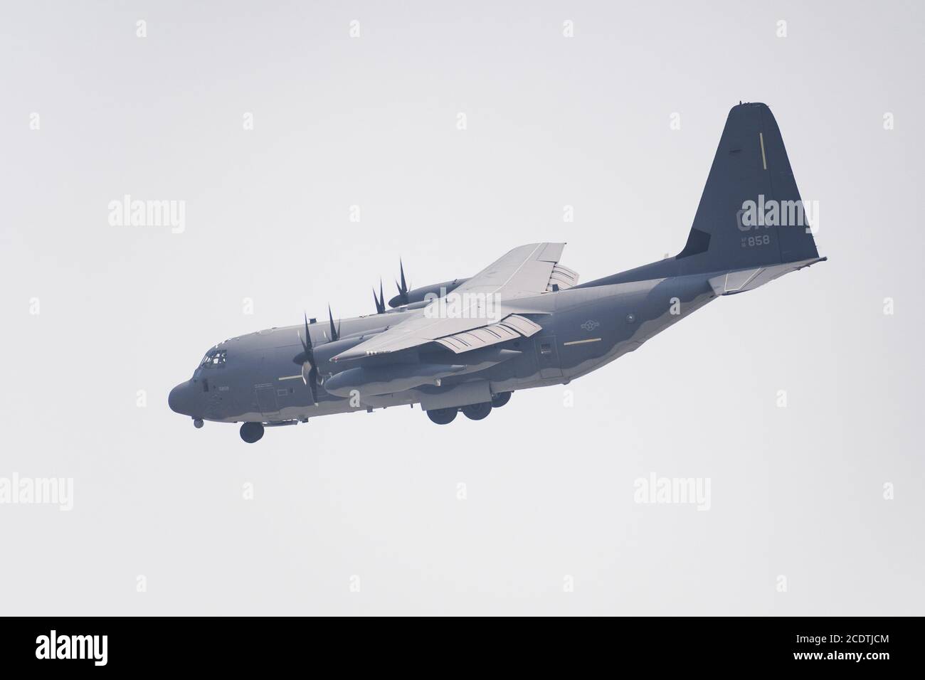 Aug 25, 2020 Mountain View / CA / USA - primer plano de los aviones militares de la Fuerza Aérea de EE.UU. Volando a través de humo grueso creado por los incendios forestales de California, pre Foto de stock