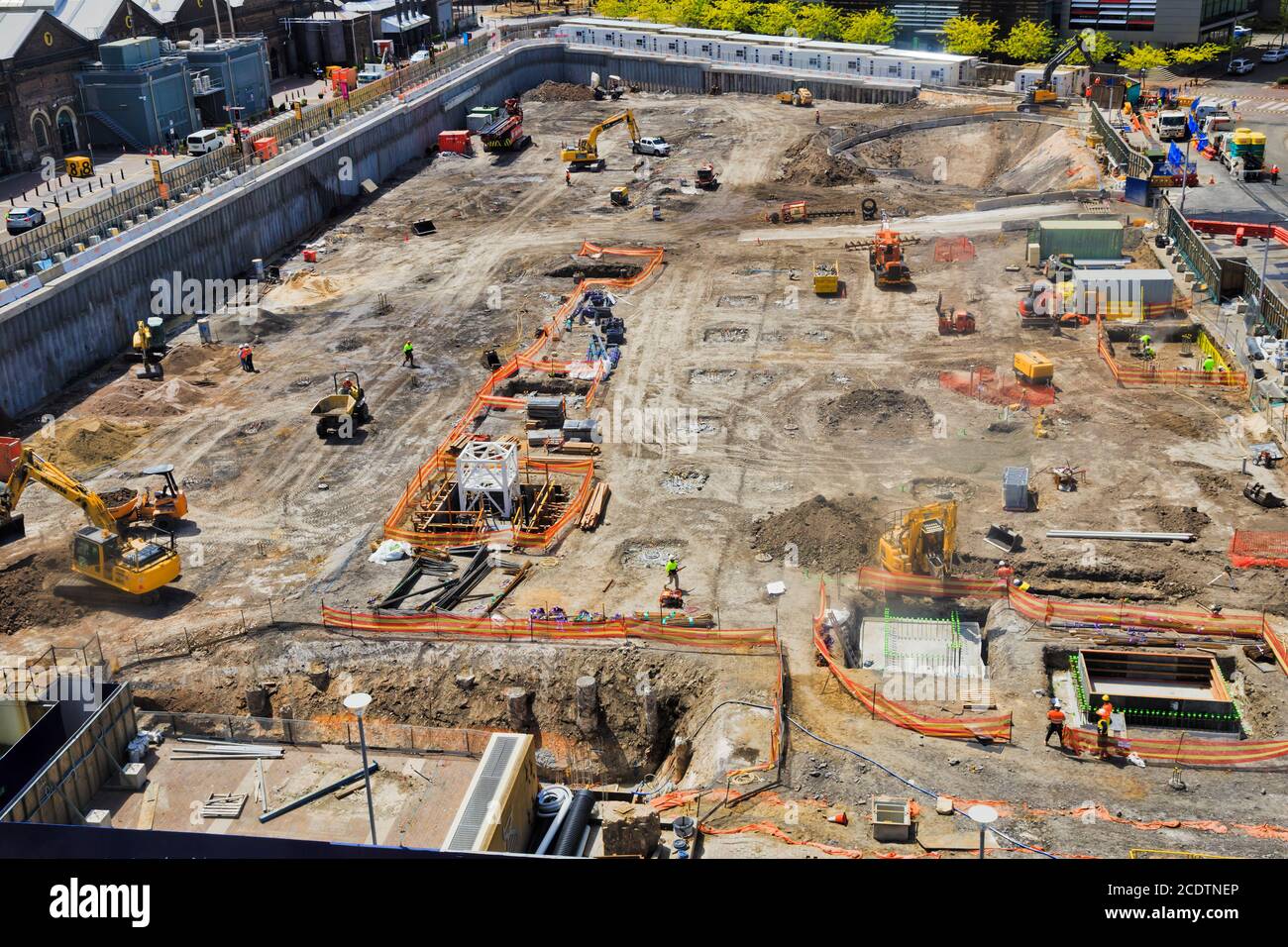 Sitio de construcción con excavación profunda y maquinaria con trabajadores en la ciudad de Sydney - Australian Technology Park. Foto de stock