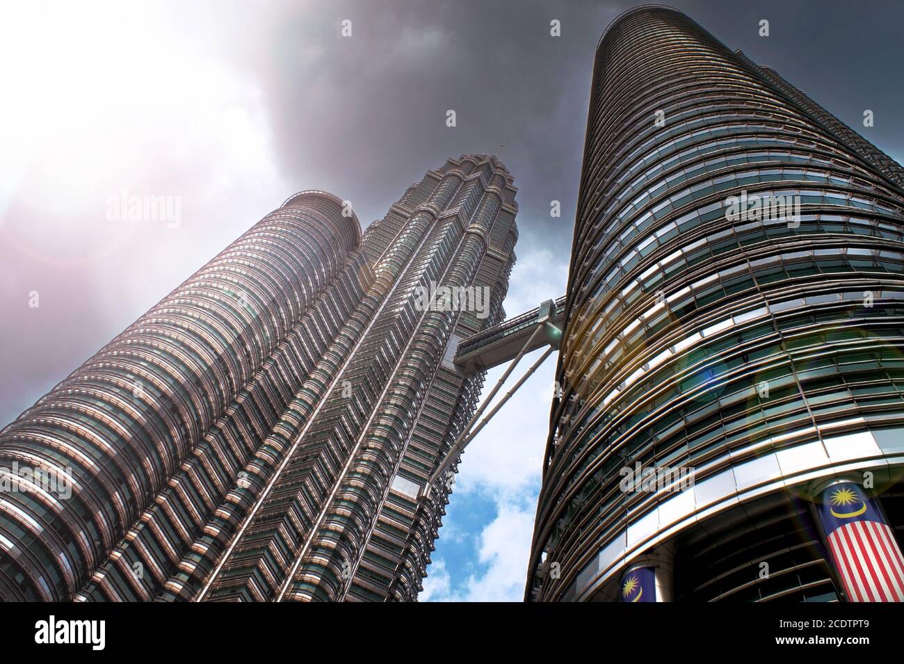 Las Torres Petronas en Kuala Lumpur, Malasia, con una luz dramática Foto de stock