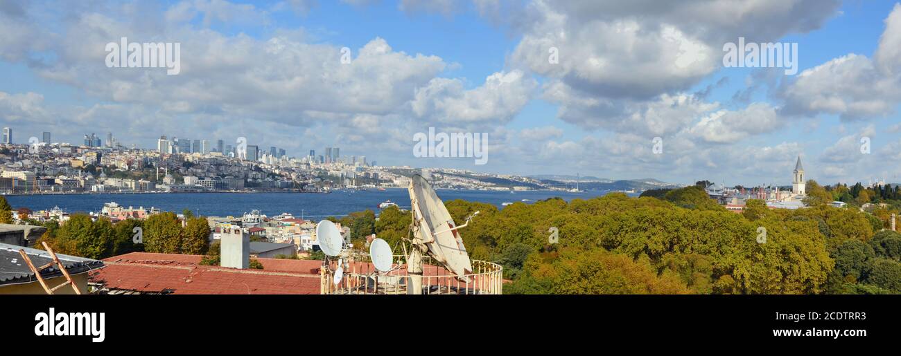 Soleado día de otoño de octubre sobre los tejados, parques y el mar de la capital turca - Estambul. Foto de stock