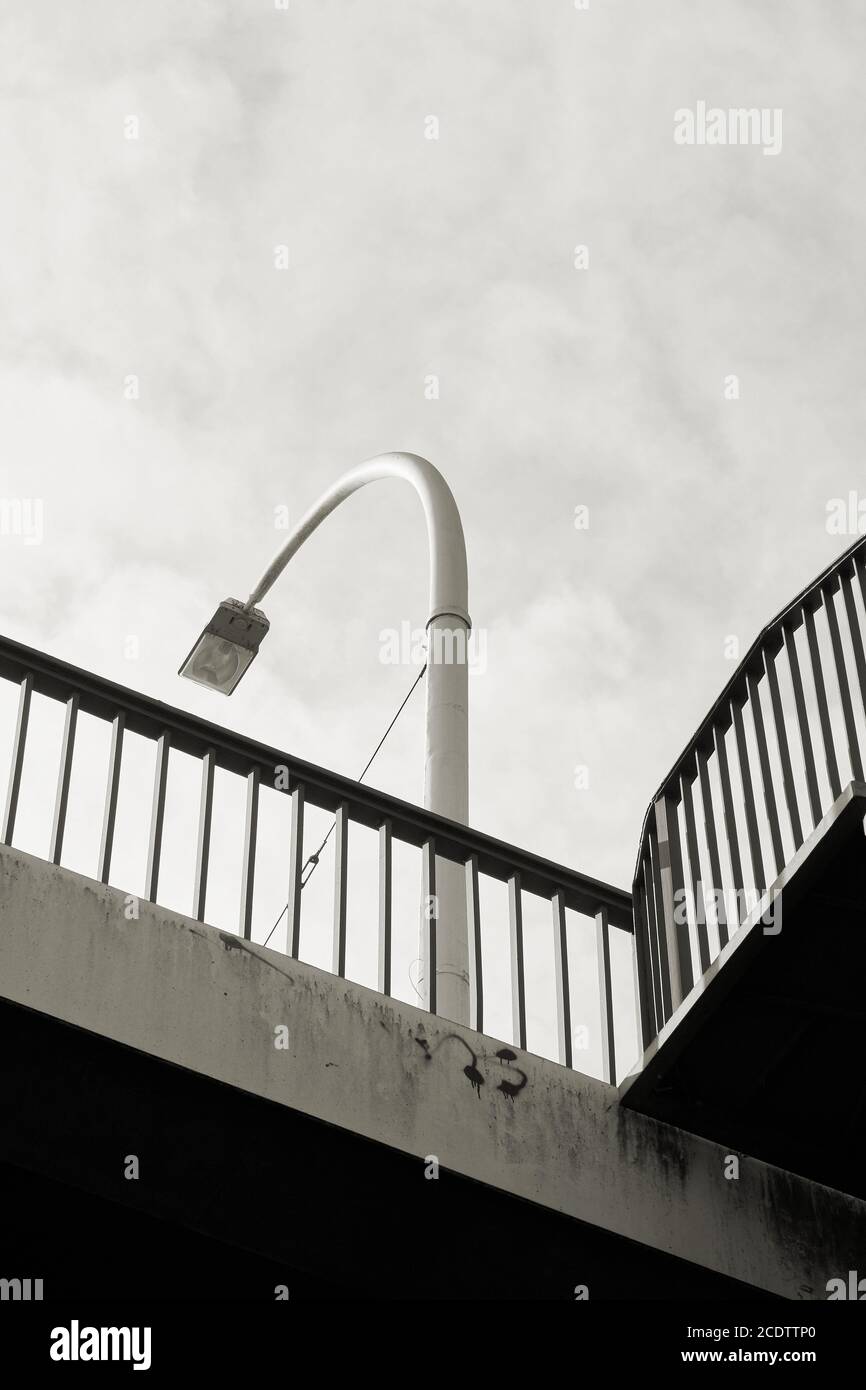 Farola en un puente en el centro de la ciudad de Magdeburg en Alemania. Foto de stock