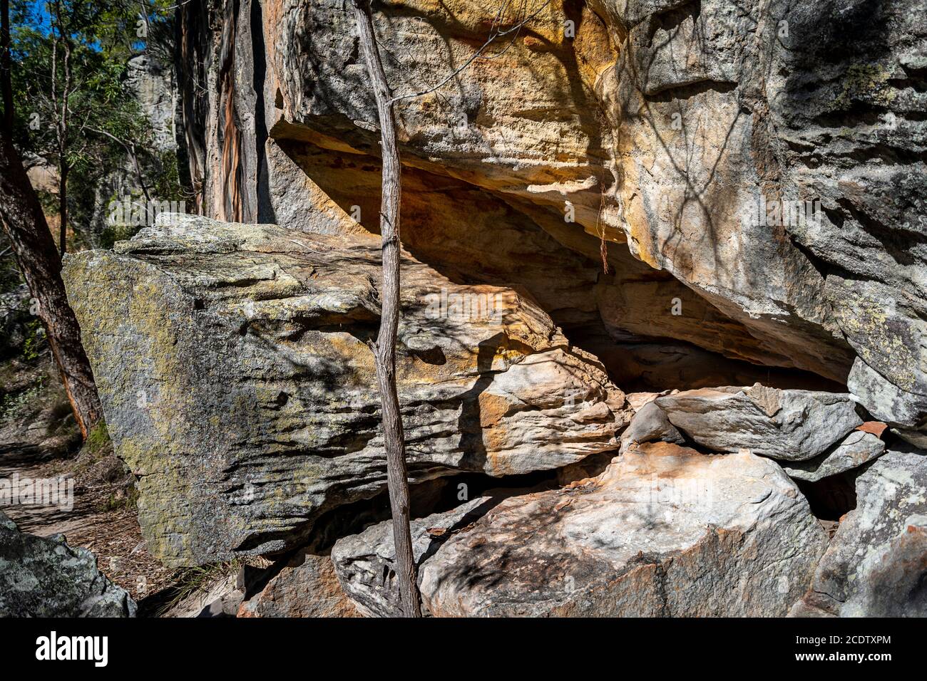 Losa de roca rota lejos del acantilado de arenisca en el Parque Nacional Cania Gorge, Queensland, Australia Foto de stock