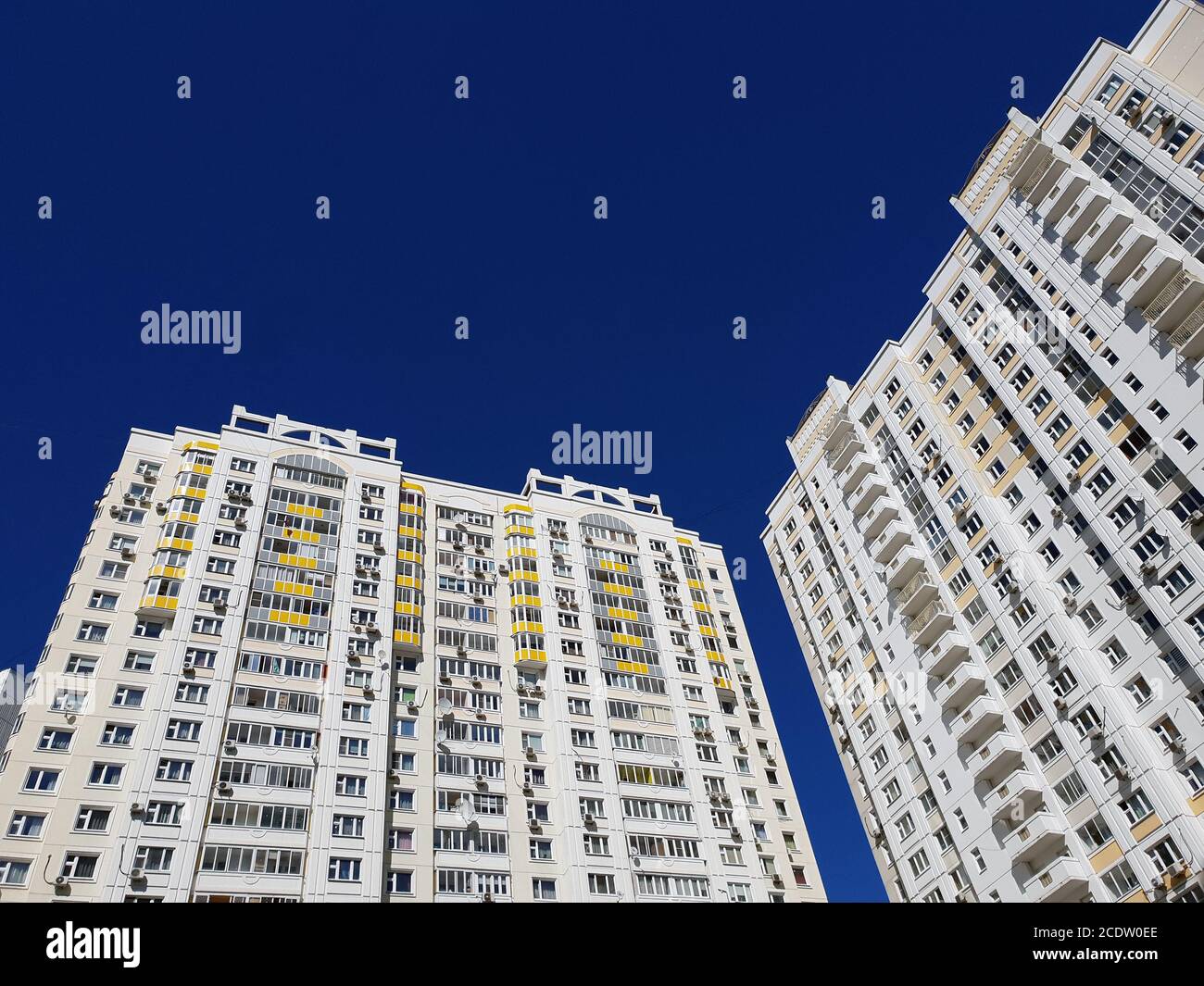 Típicas casas de varios pisos en Khimki, Rusia Foto de stock