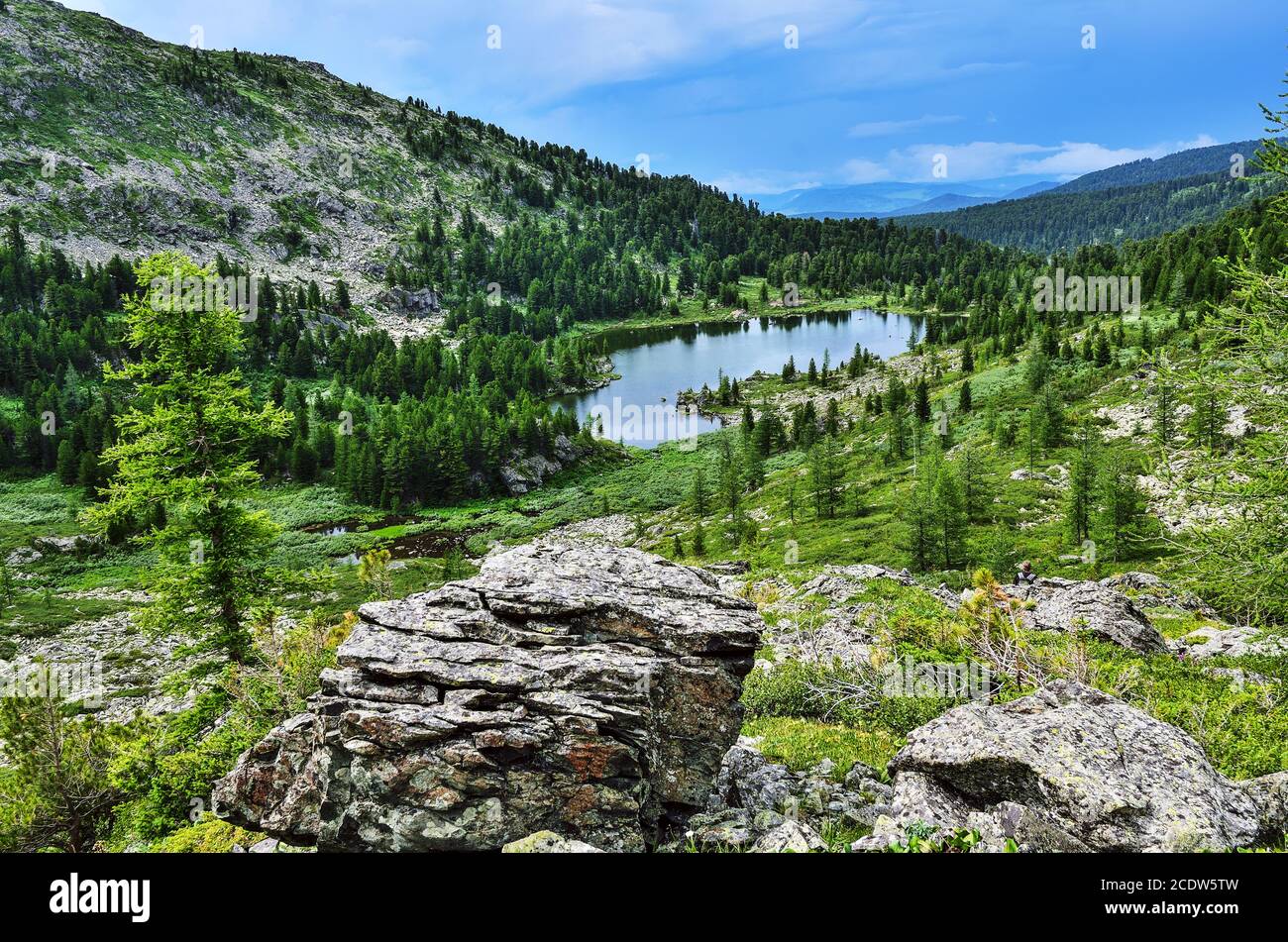 Uno de los siete lagos de Karakol en las montañas Altai, Rusia Foto de stock