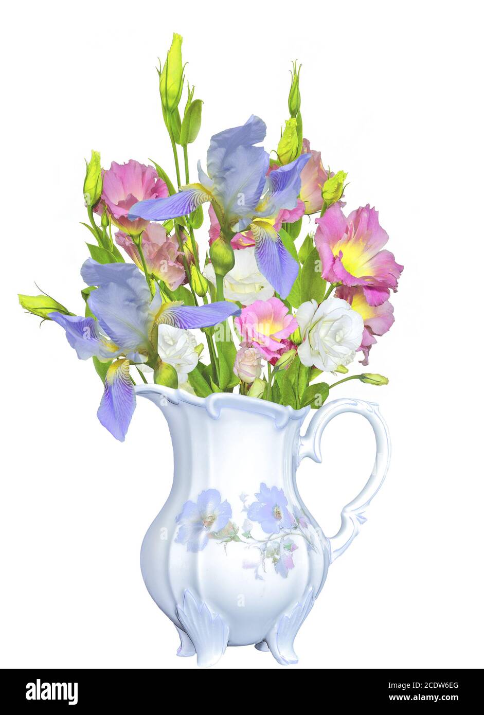 Ramo de flores de Eustoma Lisianthus e irises en porcelana antigua jarra Foto de stock