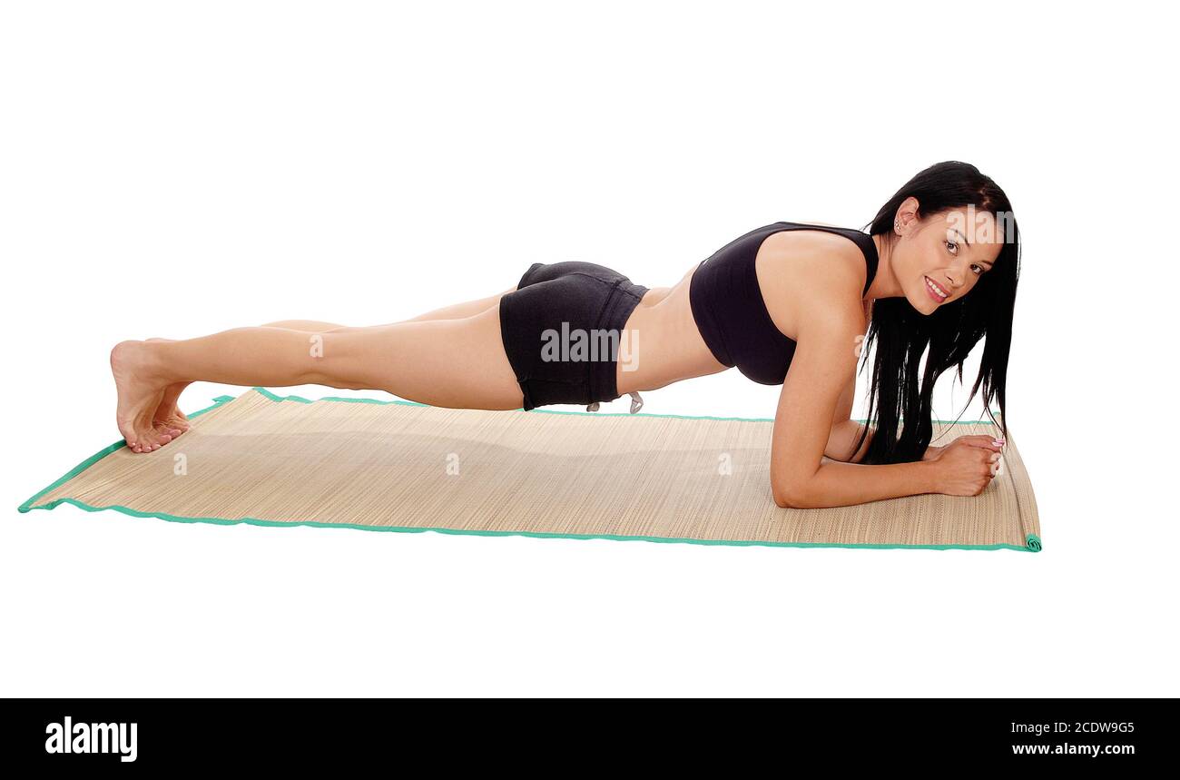Mujer acostada en la alfombra haciendo flexiones Foto de stock
