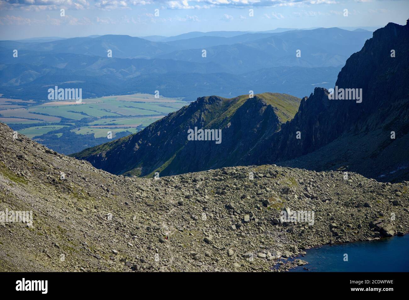 Vista desde el valle de Furkotská a la cuenca liptov y bajo Tatras en la lejana, Eslovaquia Foto de stock