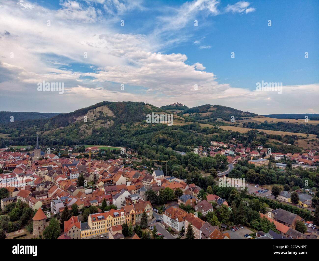 Kahla en Turingia y el Leuchtenburg en el fondo Foto de stock