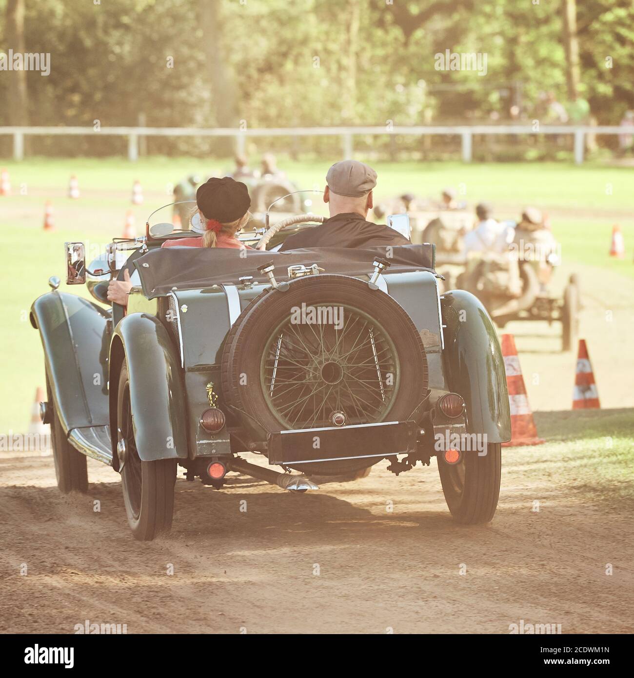 Oldtimer carrera de autos a principios de verano sobre una pista de hierba Foto de stock