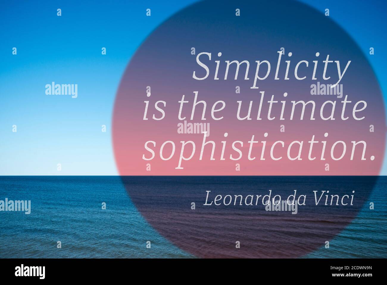 La simplicidad es la sofisticación definitiva - cita del antiguo artista italiano Leonardo da Vinci impreso sobre la foto con un tranquilo paisaje marino Foto de stock