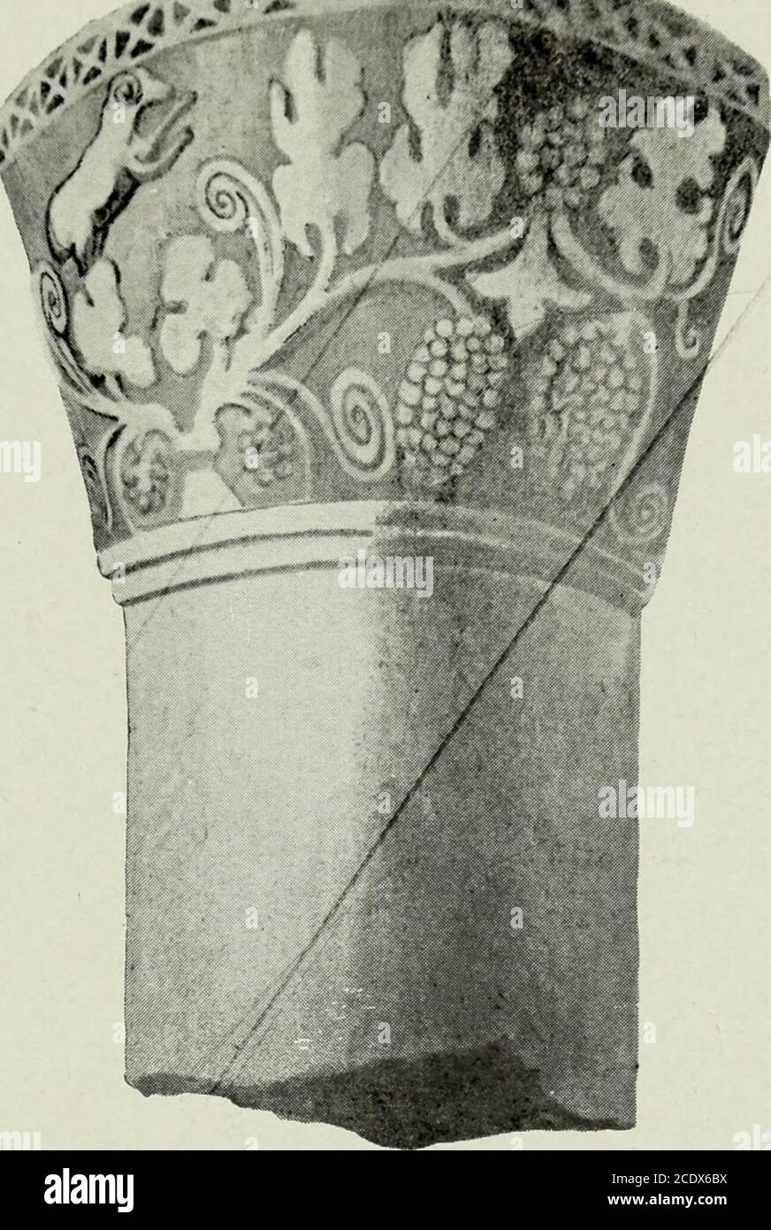 . Revue des études arméniennes . J on o •UJ iz•h yZMe fm-,K~YMI aug»m»St£t »_ji mmaMBMpa Revue des études arméniennes, fasc P. 2 5.. Fig. #. — Tékor. Chapiteau de colonne.(Dessin de M. A. Fetvadjian.) f i/ANR,Intf,r,TLFiK ahmknienne. où cupolos aux ahjjjles); mais ly;tat de ruine elle se trove laissequelque incertitude sur CE dernier parti. De ces monumentos, le plus intéressant et le plus caractdris-tique est assurément léglise di rerouk (fi|f.i). Si Ton regarde labelle aquarelle ou Fetvadicin la représentée (), en sueros frappé a. Foto de stock