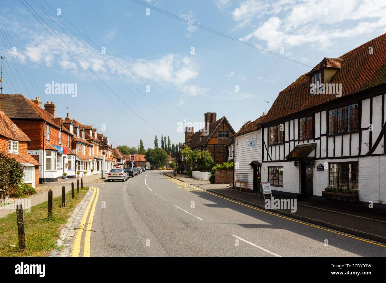 Vista a lo largo de la calle principal bordeada de los típicos edificios antiguos de Kentish en Biddenden, Kent, Inglaterra, Reino Unido, Gran Bretaña Foto de stock