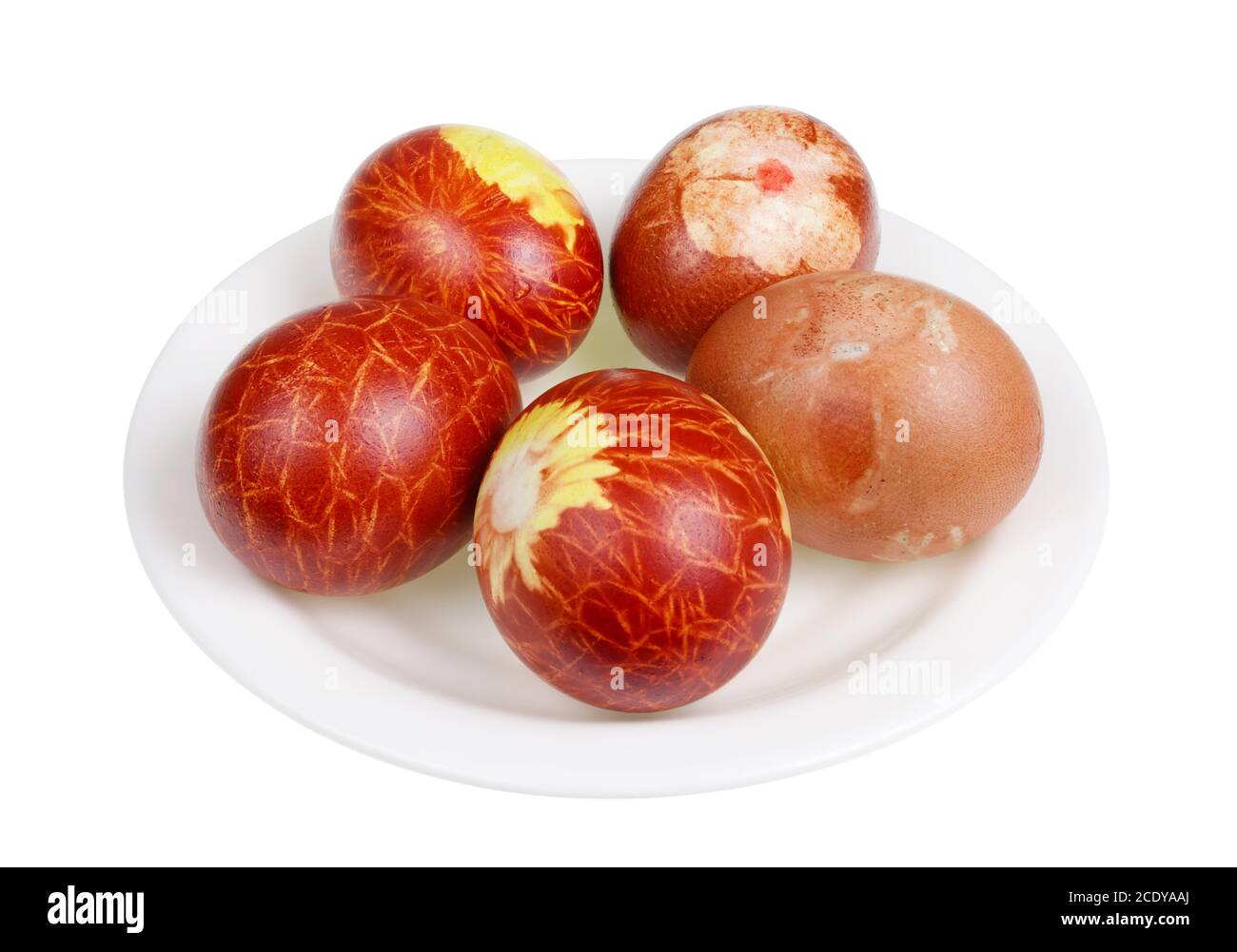 Huevos de pollo de Pascua pintados en colores rojos con comida natural tinte - cebolla pelada aislada Foto de stock