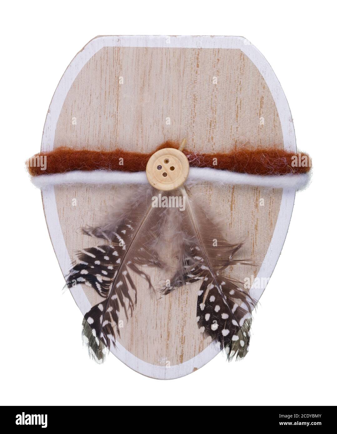 El corazón de madera está decorado con plumas de un pájaro del bosque, una cuerda y un botón aislado Foto de stock