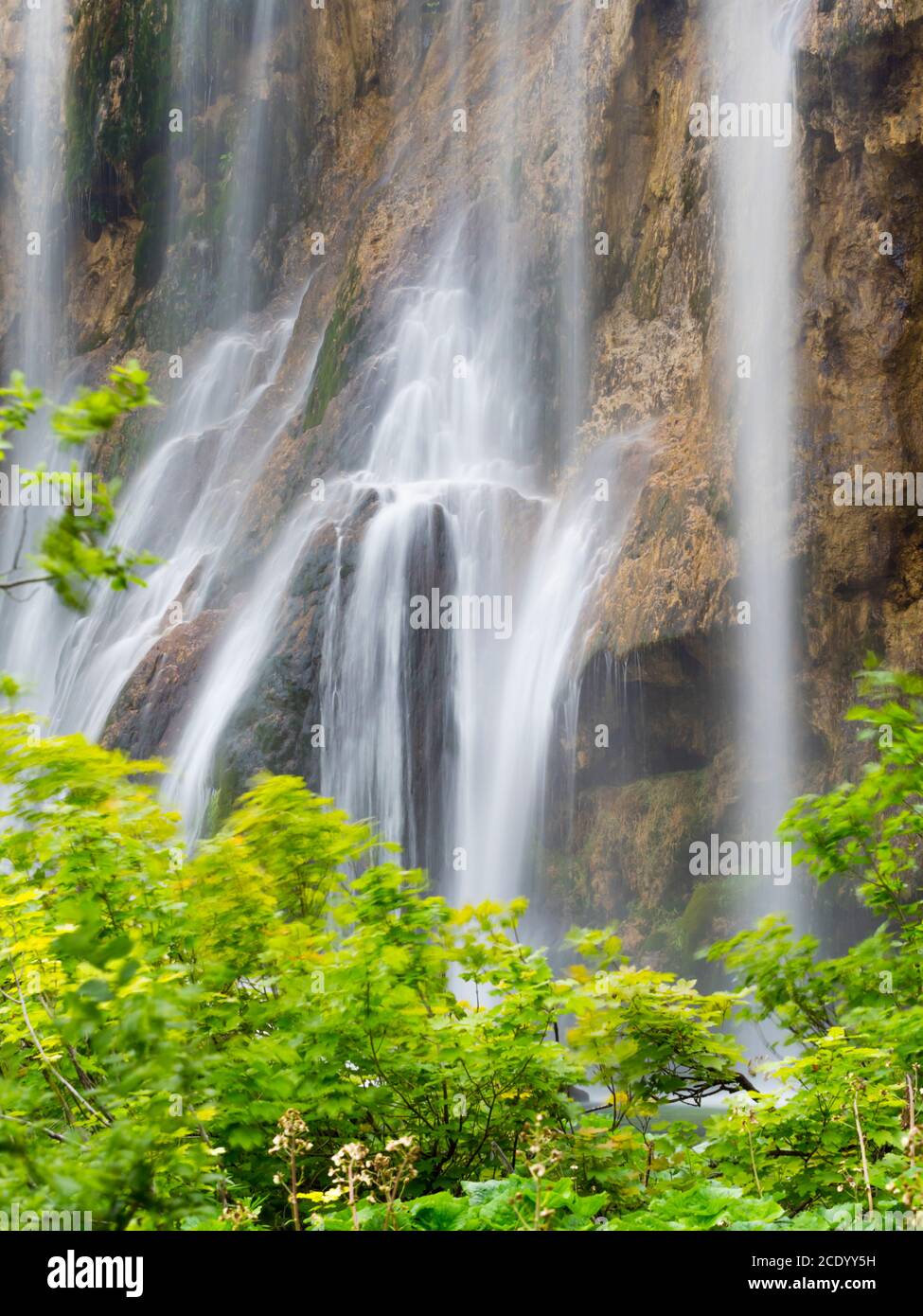 Múltiples muchas cascadas en el Parque Nacional de los lagos de Plitvice Croacia Europa flujo de agua cascada paisaje escénico Foto de stock