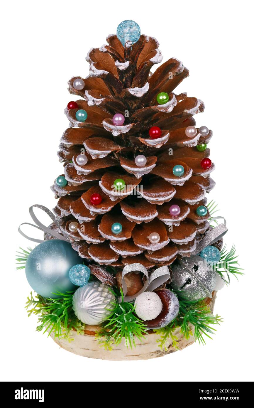 Árbol de decoración casera de Navidad en estilo rústico hecho cono grande de pino europeo cedro bayas rojas perlas cuerdas isol Foto de stock