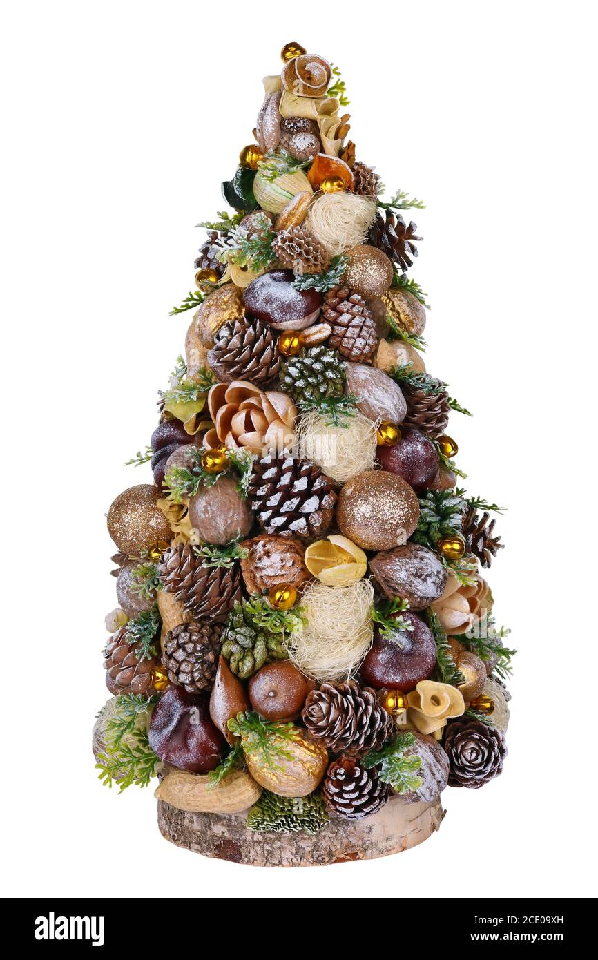 Abeto casero de Navidad en estilo rústico hizo conos de pino, nueces, campanas y así sucesivamente aislados Foto de stock