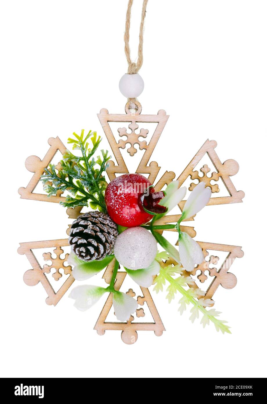 Copo de nieve de juguete casero de Navidad en estilo rústico hecho de pino cono plástico y madera aislada macro Foto de stock