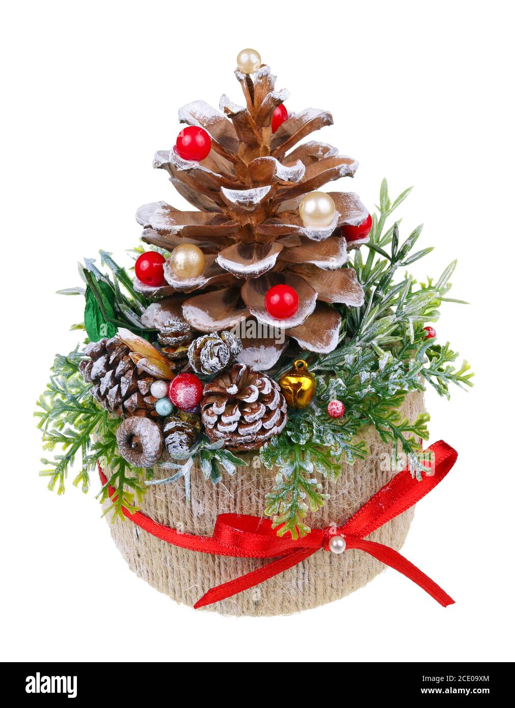 Abeto casero de Navidad en estilo rústico hecho cono de pino bayas rojas y cuerdas aisladas Foto de stock