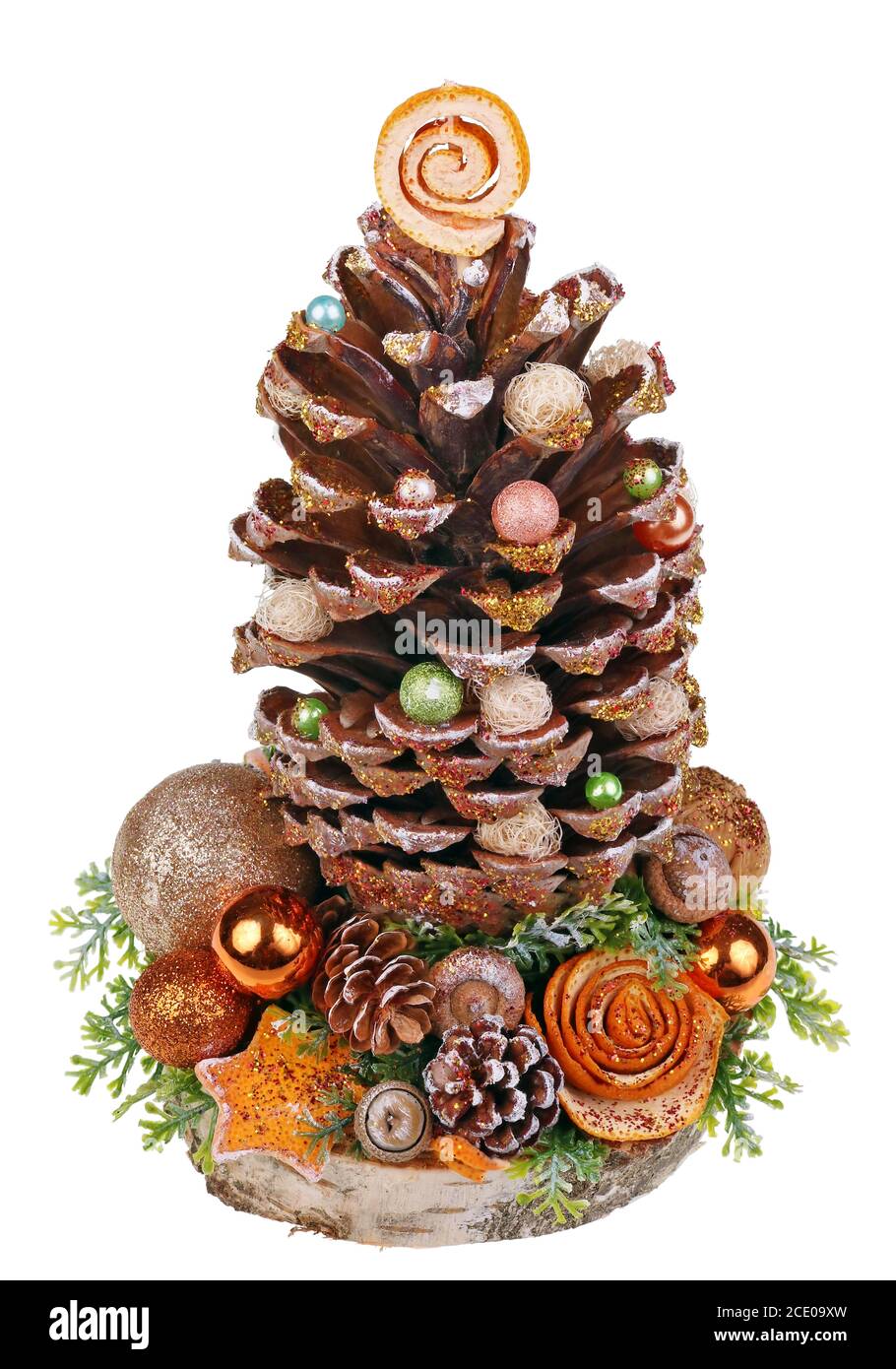 Árbol de decoración casera de Navidad en el estilo rural de color naranja hecho gran cono de madera de cedro europeo alpino bayas rojas perlas Foto de stock