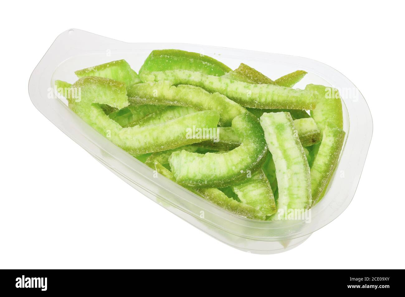 Producto alimenticio diario - pomelo verde dulce confitado con azúcar en un recipiente de plástico transparente aislado macro Foto de stock