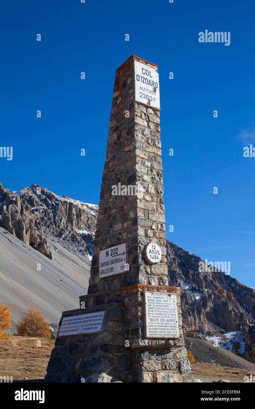 Marcador/memorial en la cima de la subida en bicicleta Tour de Francia, Col d'Izoard (2360m), Altos Alpes, Francia Foto de stock
