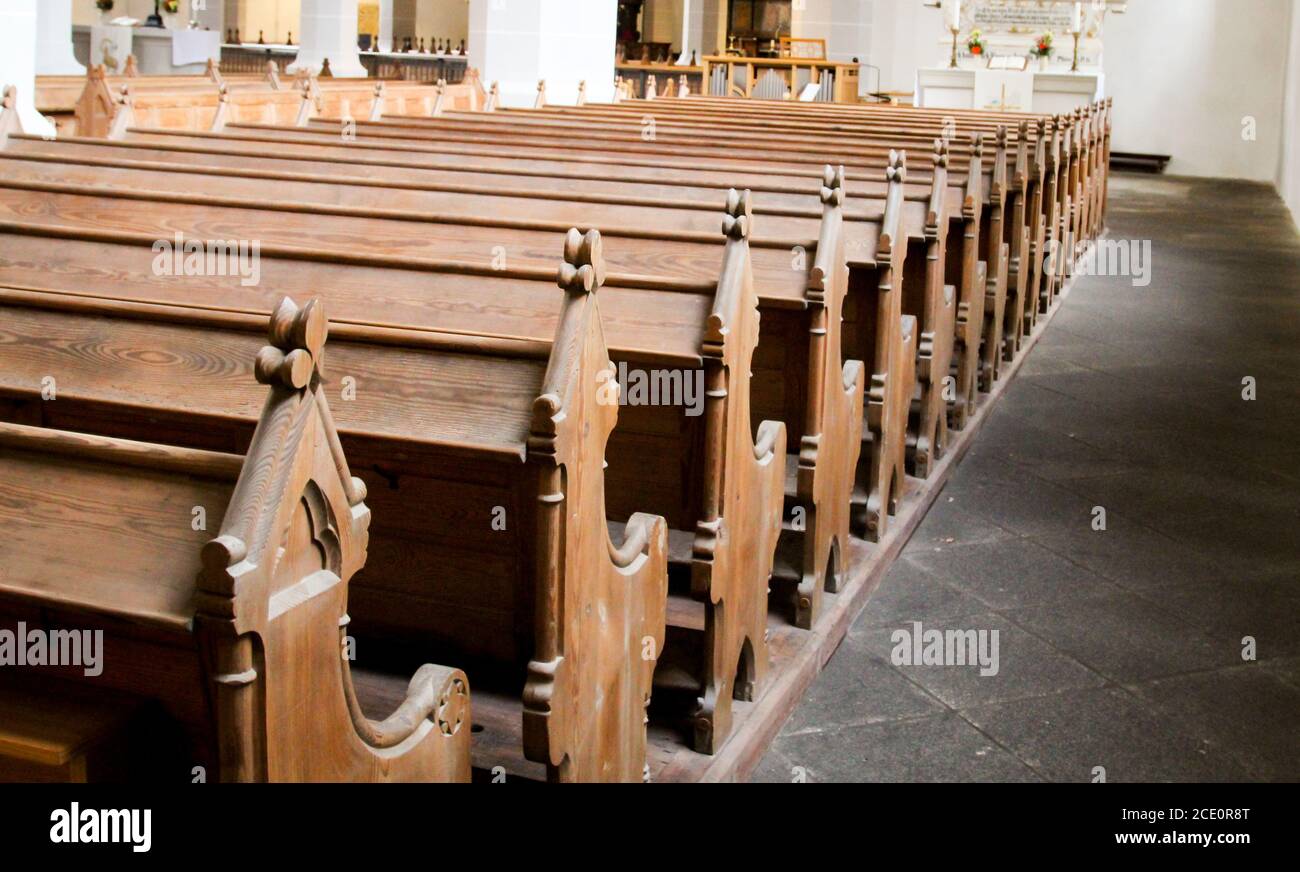 Bancos de madera en una iglesia, bancos Fotografía de stock - Alamy