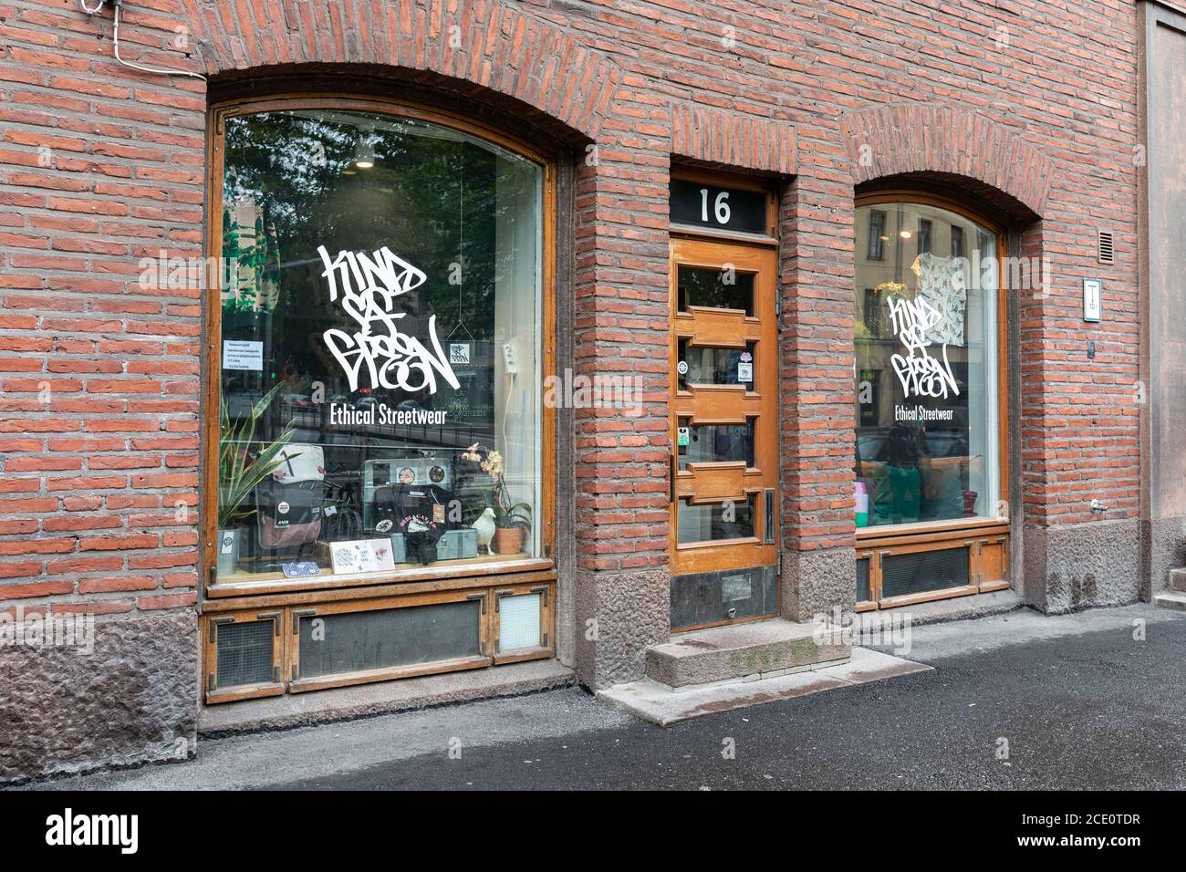 Tienda de ropa verde, ética o de ropa en el distrito de Kallio en Helsinki, Finlandia Foto de stock