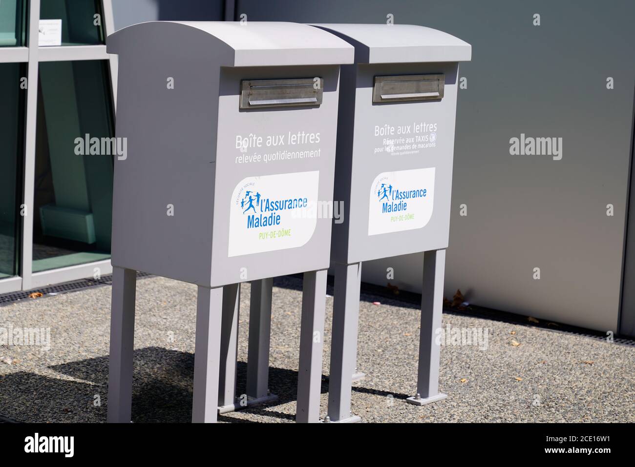 Burdeos , Aquitania / Francia - 08 25 2020 : l'assurance maladie logotipo y signo en la caja de correos de la seguridad social francesa Foto de stock