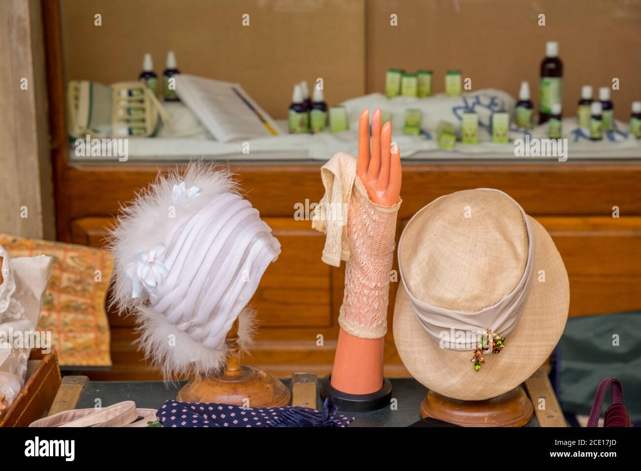 Sombreros y guantes antiguos se exhiben en la pequeña ciudad de Bene Vagienna, Cuneo, Italia Foto de stock